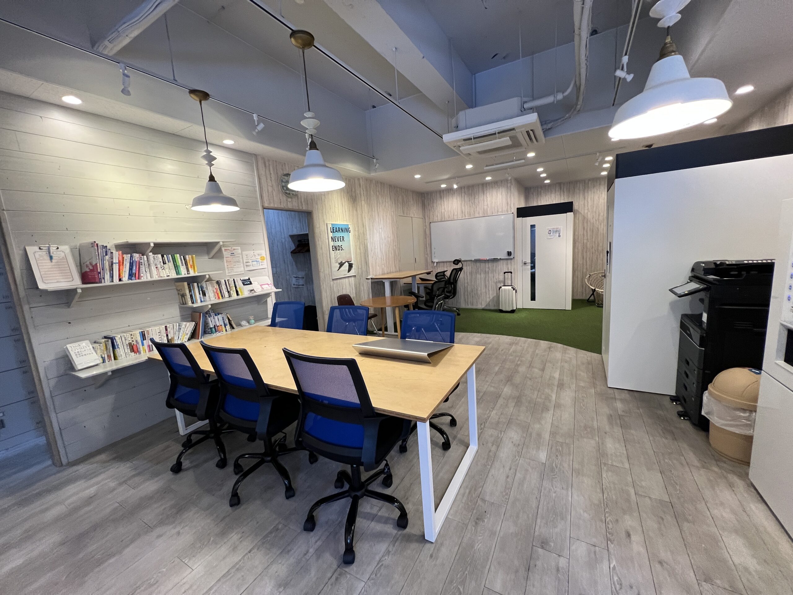 勉強カフェ大阪江坂ローソン店内のカフェラウンジ